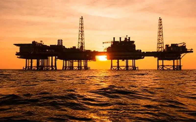 أسعار النفط تتحول للصعود وسط استمرار اضطرابات الإمدادات في منطقة الشرق الأوسط